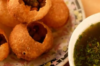 এক পিস ফুচকা খেলেই বিনামূল্যে 'সোনার গয়না'! ভিড় সামাল দিতে হিমশিম খাচ্ছেন বিক্রেতা