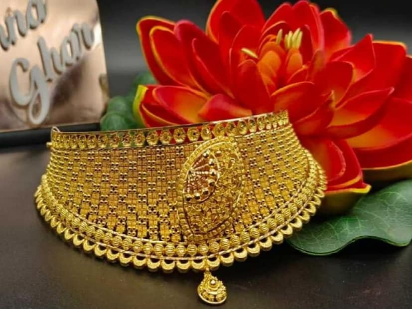গোল্ড ইটিএফ-এ বিনিয়োগ করে কত টাকা পাওয়া যাবে?নীতিন কৌশিক ১০ বছরের গোল্ড ইটিএফ হিসাবও শেয়ার করেছেন। তাঁর পোস্টে তিনি লিখেছেন যে গোল্ড ইটিএফ দিয়েও ১০ বছর আগের ১ লক্ষ টাকা আনুমানিক ৪ লক্ষ টাকায় উন্নীত হত, যার অর্থ বার্ষিক ১৩.৫% বৃদ্ধি। এটি ভৌত ​​সোনার চেয়ে বেশি সুবিধাজনক এবং নিরাপদ, একই সঙ্গে এটি বিক্রি করাও সহজ। তবে, ভৌত সোনার মতোই এটির উপর কর আরোপ করা হয়।