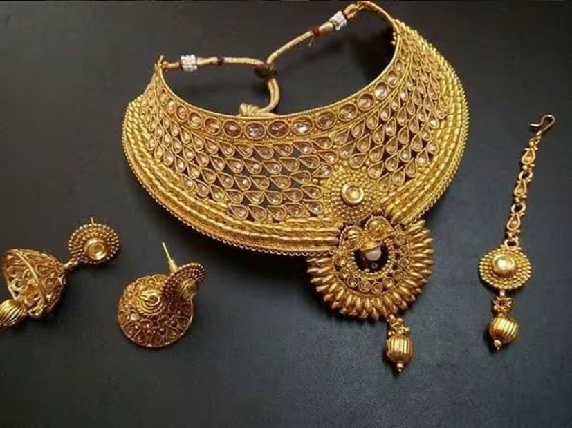 ডিজিটাল সোনার সুবিধা কীআজকাল মানুষ ঐতিহ্যবাহী সোনার গয়নার তুলনায় ডিজিটাল সোনায় বেশি বিনিয়োগ করছে। ডিজিটাল সোনায় বিনিয়োগের সবচেয়ে বড় সুবিধা হল যে, আসল সোনার মতো ঘরে সংরক্ষণ করার প্রয়োজন নেই। যে কোনও পরিমাণের সোনা ক্রয় করা যেতে পারে, এমনকি মাত্র ১০০ টাকারও। এবং এটি খাঁটি ২৪ ক্যারাট সোনায় বিনিয়োগ।