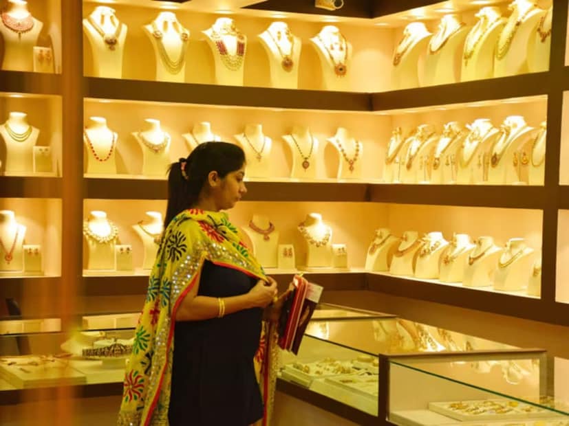 নীতিন কৌশিক সোশ্যাল মিডিয়া প্ল্যাটফর্ম X-এ সোনার উপর রিটার্ন ব্যাখ্যা করেছেন । তিনি ব্যাখ্যা করেছেন যে ১০ বছর আগে ২০১৫ সালে ১ লক্ষ টাকার সোনায় বিনিয়োগ করলে এখন এসে তার মূল্য কত হত। নীতিন কৌশিকের রিটার্ন ক্যালকুলেশন ভৌত ​​সোনা, সোনার ইটিএফ, সভরেন গোল্ড বন্ড (এসজিবি) এবং অন্যান্য বিনিয়োগের উপর ভিত্তি করে তৈরি হয়েছে।