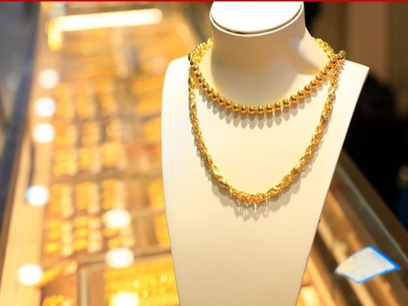 অদূর ভবিষ্যতে কি সোনার দাম পুনরুদ্ধার হবেইন্ডিয়া বুলিয়ন অ্যান্ড জুয়েলার্স অ্যাসোসিয়েশনের (IBJA) ভাইস প্রেসিডেন্ট এবং অ্যাসপেক্ট গ্লোবাল ভেঞ্চার্সের এক্সিকিউটিভ চেয়ারপারসন অক্ষয় কাম্বোজ বলছেন যে, স্বল্পমেয়াদে পরিস্থিতি কিছুটা প্রতিকূল, তবে মধ্যমেয়াদে পরিস্থিতির পুনরুত্থানের সম্ভাবনা রয়েছে। শ্রুতি জৈন বলছেন যে, সোনার সাম্প্রতিক সংশোধন সত্ত্বেও কেন্দ্রীয় ব্যাঙ্কের ক্রয়, শক্তিশালী চাহিদা এবং টেকসই সামষ্টিক অর্থনৈতিক ঝুঁকির কারণে হলুদ ধাতুর দাম বাড়তে পারে।