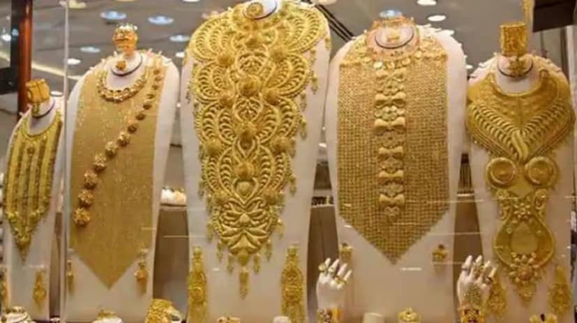 এই বছর সোনা বিনিয়োগকারীদের কাছে প্রত্যাশার চেয়েও শক্তিশালী রিটার্ন বয়ে আনছে। সাম্প্রতিক বছরগুলিতে এর দামও উল্লেখযোগ্যভাবে বৃদ্ধি পেয়েছে। ধনতেরসে সোনা কেনা শুভ বলে বিবেচিত হয়। গত বেশ কয়েক বছর ধরে সোনা ব্যতিক্রমীভাবে ভাল পারফর্ম করছে, যার ফে দাম প্রতি বছর বৃদ্ধি পাচ্ছে। কেউ যদি ১০ বছর আগে ধনতেরসে ১ লক্ষ টাকার সোনা কিনতেন, তাহলে বর্তমানে এর মূল্য উল্লেখযোগ্যভাবে বেশি হত। সিএ নীতিন কৌশিক সম্পূর্ণ হিসাব ব্যাখ্যা করেছেন।