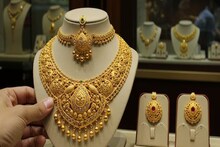 Gold Price Fall: ধনতেরসের পর আরও কমল সোনার দাম ! জেনে নিন ১ গ্রাম সোনা কতটা সস্তা হল