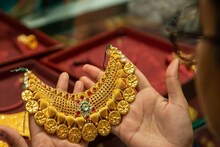 Gold Purity Check: সোনা আসল না নকল ? এবার ঘরে বসেই কয়েক মিনিটে সোনার বিশুদ্ধতা পরীক্ষা করতে পারবেন !
