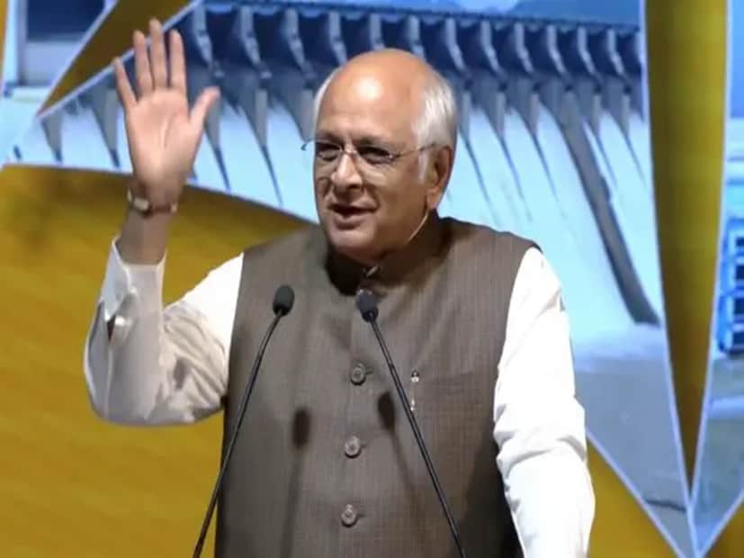 জানা গিয়েছে, শুক্রবার মুখ্যমন্ত্রী ভূপেন্দ্র প্যাটেলের ক্যাবিনেট অর্থাৎ গুজরাত মন্ত্রিসভার রদবদল, সম্প্রসারণ হওয়ার সম্ভাবনা রয়েছে। কেন্দ্রীয় স্বরাষ্ট্রমন্ত্রী অমিত শাহ এবং বিজেপির সর্বভারতীয় সভাপতি জেপি নাড্ডার নেতৃত্বে এই রদবদল হবে। রাজ্যের সরকারি এক বিজ্ঞপ্তিতে জানানো হয়েছে, শুক্রবার সকাল ১১:৩০ টায় গুজরাতের মুখ্যমন্ত্রী ভূপেন্দ্র প্যাটেলের মন্ত্রিসভা সম্প্রসারিত হবে।