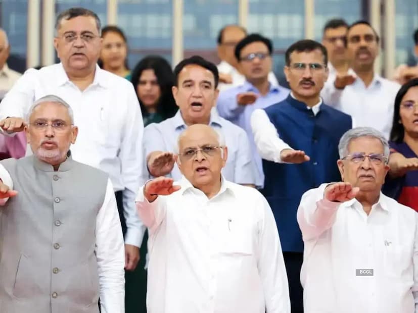 সূত্রের খবর, বনসল ও মুখ্যমন্ত্রী প্যাটেল প্রত্যেক মন্ত্রীর সঙ্গে আলাদা করে দেখা করেন। সেখানে তাঁদের জানানো হয়, কেন্দ্রীয় নেতৃত্ব নির্দেশ দিয়েছে যে, সকলকে ইস্তফা দিতে হবে।