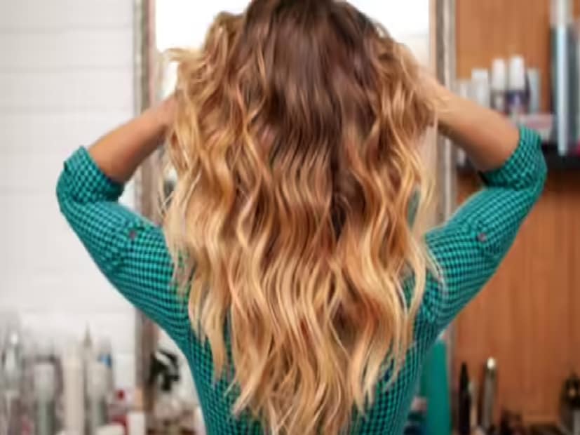 ঢেউখেলানো চুল (Wavy Hair)---ঢেউখেলানো চুল একেবারে golden middle ground — না পুরো কোঁকড়ানো, না একেবারে সোজা। এ যেন সেই বন্ধুটি, যার চুল সবসময় দেখায় 