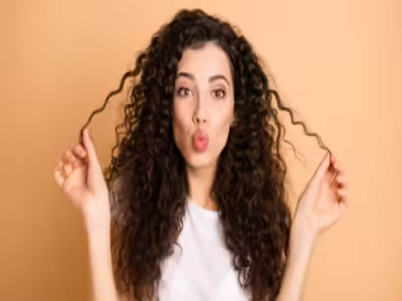 কোঁকড়ানো চুল (Curly Hair)--- যাঁদের চুল কোঁকড়ানো, তাঁরা জানেন—এই চুলের নিজস্ব ইচ্ছা, মেজাজ, আর একটা অদ্ভুত স্বাধীনতা আছে। কখনও এটি বিয়ন্সে ভাইবস, তো কখনও মনে হয় যেন চিড়িয়াখানা থেকে পালানো সিংহ! কোঁকড়ানো চুল সহজে নজর এড়ায় না। এমন মানুষদের সাধারণত দেখা হয় আনন্দপ্রিয়, প্রাণবন্ত ও এনার্জি-ভরা বলে। আপনার চুল যতটা লাফায়, আপনি ততটাই জীবন্ত মনে হয়! এমনকি আপনি যদি একটু চুপচাপও হন, আপনার চুল নিজে থেকেই বলে দেয় — “এই মেয়ে কিন্তু জীবনের রঙ জানে।” তবে মেনে নিন — এই carefree লুকের পিছনে লুকিয়ে থাকে একটা গোটা আর্মি অফ প্রোডাক্টস: কার্ল ক্রিম, ডিফিউজার, স্যাটিন পিলোকেস... আর একটি সম্পূর্ণ wash day schedule! বাইরে থেকে যতটা “চলো হঠাৎ ঘুরে আসি” মনে হয়, ভিতরে আপনি কিন্তু একদম পরিকল্পিত কার্ল কমান্ডার! 