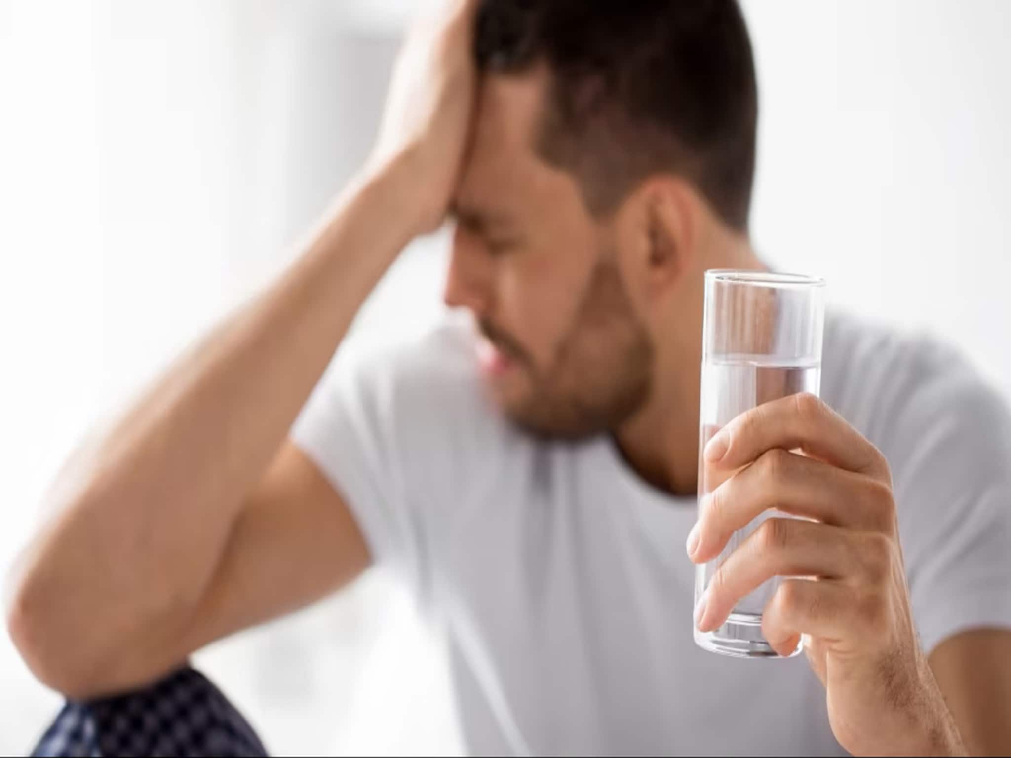 দশমীতে আকণ্ঠ মদ্যপান শেষে আগামিকাল অফিস! হ্যাংওভার কাটাতে ভরসা থাকুক পাঁচটি উপায়ে