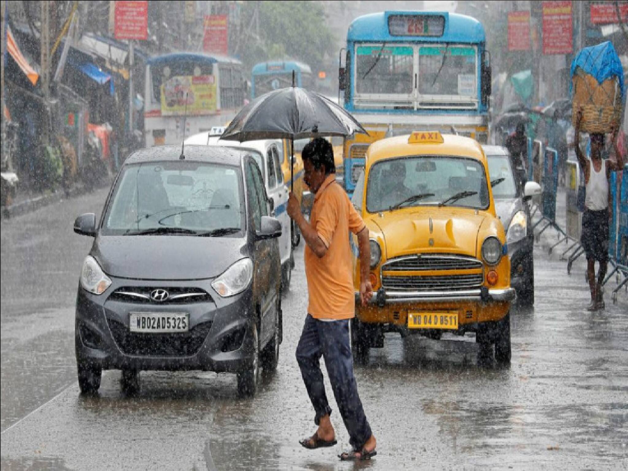 Kolkata Rain Thunderstorm Alert: কিছুক্ষণেই ব্যাপক বৃষ্টি কলকাতা-সহ ৮ জেলায়, বজ্রপাতে ফালা ফালা আকাশ! বইবে দামাল হাওয়া, আবহাওয়ার বড় খবর