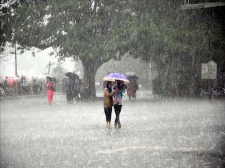 সঙ্গে ছাতা না থাকলে কিন্তু ভুগবেন! দু' ঘণ্টার মধ্যে এই জেলায় ধেয়ে আসছে ঝড়-বৃষ্টি!