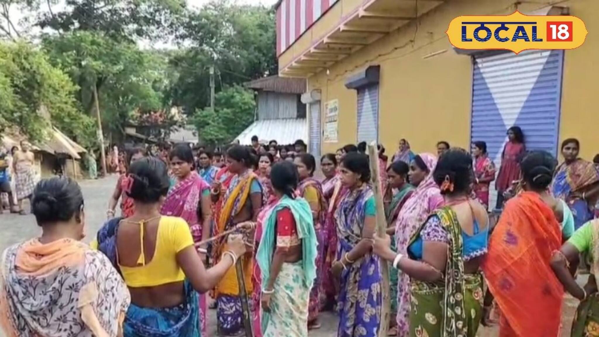 চোলাই খেয়ে ঘরে এসে বাড়াবাড়ি! যা করলেন মহিলারা, ছেড়ে মা কেঁদে বাঁচি অবস্থা কারবারিদের