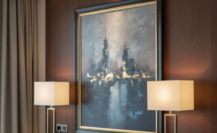  ছবি এবং শিল্পকর্ম<br />দেওয়ালে টাঙানো ছবি থেকে সুন্দর মোমবাতি,ট্রে বা অন্যান্য যে কোনও সাজানো জিনিস সবই হোটেলের সম্পত্তি। তাই বিনা অনুমতিতে তা নেওয়া অপরাধ। ফলে এই ধরনের জিনিস নিলে আপনি কালো তালিকাভুক্ত হয়ে যেতে পারেন। ভবিষ্যতে ওই হোটেল গুলিতে প্রবেশাধিকার নাও করতে পারেন। তাই এইসব ক্ষেত্রে হোটেলকর্মীদের জিজ্ঞেস করাই সবথেকে সেরা উপায়। প্রয়োজনে জিনিসগুলি বিক্রি আছে কিনা জিজ্ঞেস করে নিতে পারেন।