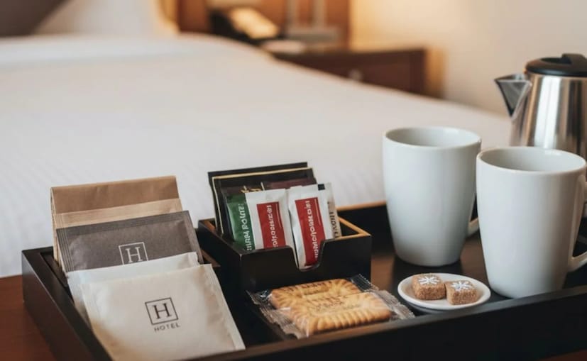  চা এবং কফির পাতা<br />আপনার রুমে রাখা চা ও কফির ট্রেটি সম্পূর্ণ বিনামূল্যে—এটি হোটেলের পক্ষ থেকে অতিথিদের জন্য একটি সৌজন্য পরিষেবা। তাই অব্যবহৃত টি-ব্যাগ বা কফি স্যাশে নির্দ্বিধায় সঙ্গে নিতে পারেন। তবে বাফে থেকে অতিরিক্ত প্যাকেট পকেটে ভরার চেষ্টা করবেন না, কারণ সেগুলি আপনার বিলের অন্তর্ভুক্ত নয়। আপনি যদি কফি-প্রেমী হন, তবে প্রিয় স্বাদের স্যাশে মজুত করতে পারেন কিংবা নতুন স্বাদও চেষ্টা করে দেখতে পারেন। কিছু হোটেল আবার বিশেষ মানের চাও দেয়, যা হতে পারে আপনার সফরের একটি ছোট্ট মিষ্টি উপহার।