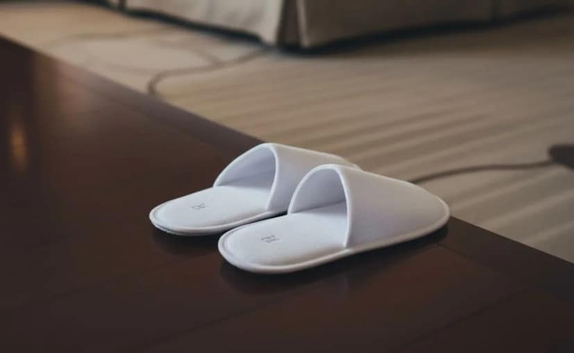  ডিসপোজেবল স্লিপার<br />যদি আপনার রুমে ডিসপোজেবল বা একবার ব্যবহারযোগ্য স্লিপার দেওয়া থাকে, সেগুলি অতিথিদের ব্যবহারের জন্যই — চাইলে সঙ্গে নিয়ে যাওয়াও যায়। তবে যদি স্লিপারটি কাপড়ের হয় বা তাতে হোটেলের নামের এমব্রয়ডারি থাকে, তাহলে বুঝে নিতে হবে এটি পুনর্ব্যবহারযোগ্য স্টক — তাই সেটি ফেলে যাওয়াই শ্রেয়। সাধারণত ডিসপোজেবল স্লিপার হালকা উপকরণ দিয়ে তৈরি হয় এবং একবার ব্যবহারের জন্যই তৈরি করা হয়। আসলে চাইলে এগুলি আপনি ভবিষ্যতের ভ্রমণে বা পুল কিংবা সৈকতে ব্যবহার করার জন্যও রেখে দিতে পারেন।