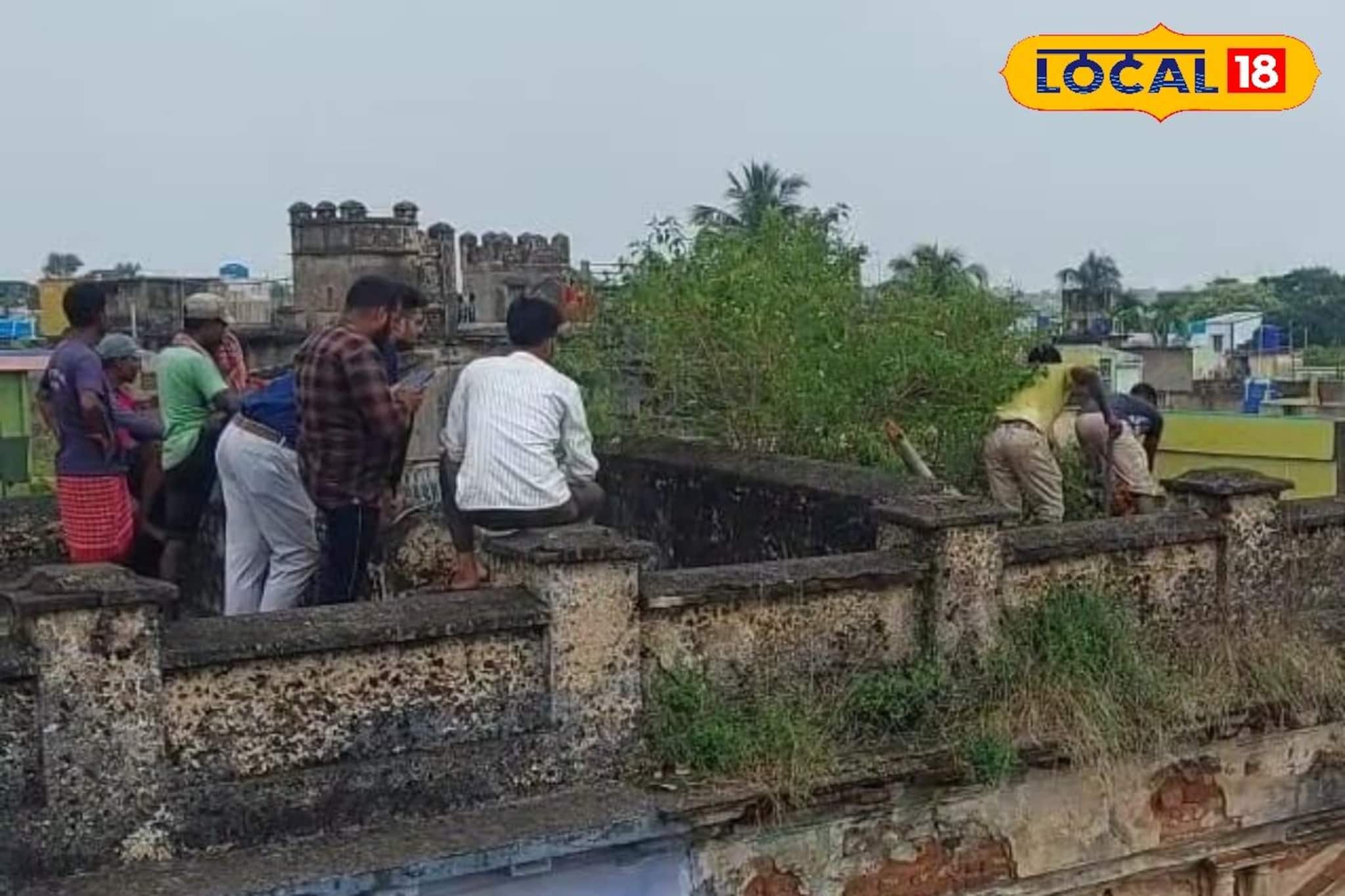 House Demolition : কাটোয়া শহরের ঐতিহ্য হারানোর পথে, প্রাণ বাঁচাতে হাতুড়ির ঘা ইতিহাসে! মালিকদের অনীহাতেই কী শেষ হয়ে যাবে সব?