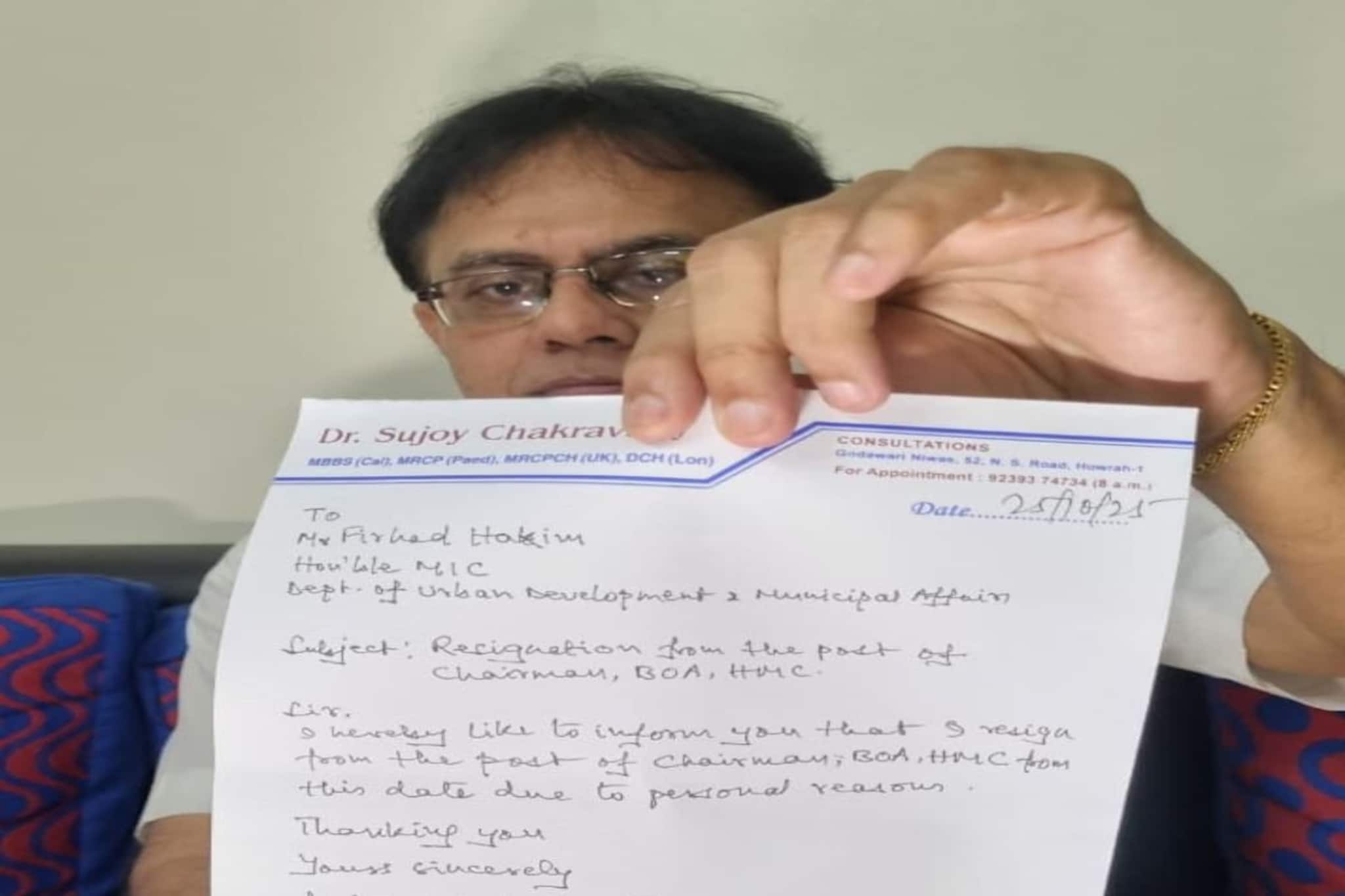 আচমকা পদত্যাগ হাওড়া পুরসভার চ্যেয়ারম্যানের! ফিরহাদকে পাঠালেন পদত্যাগপত্র, নেপথ্যে কী কারণ? যা জানালেন সুজয় চক্রবর্তী আচমকা পদত্যাগ হাওড়া পুরসভার চ্যেয়ারম্যানের! ফিরহাদকে পাঠালেন পদত্যাগপত্র, নেপথ্যে কী কারণ? যা জানালেন সুজয় চক্রবর্তী