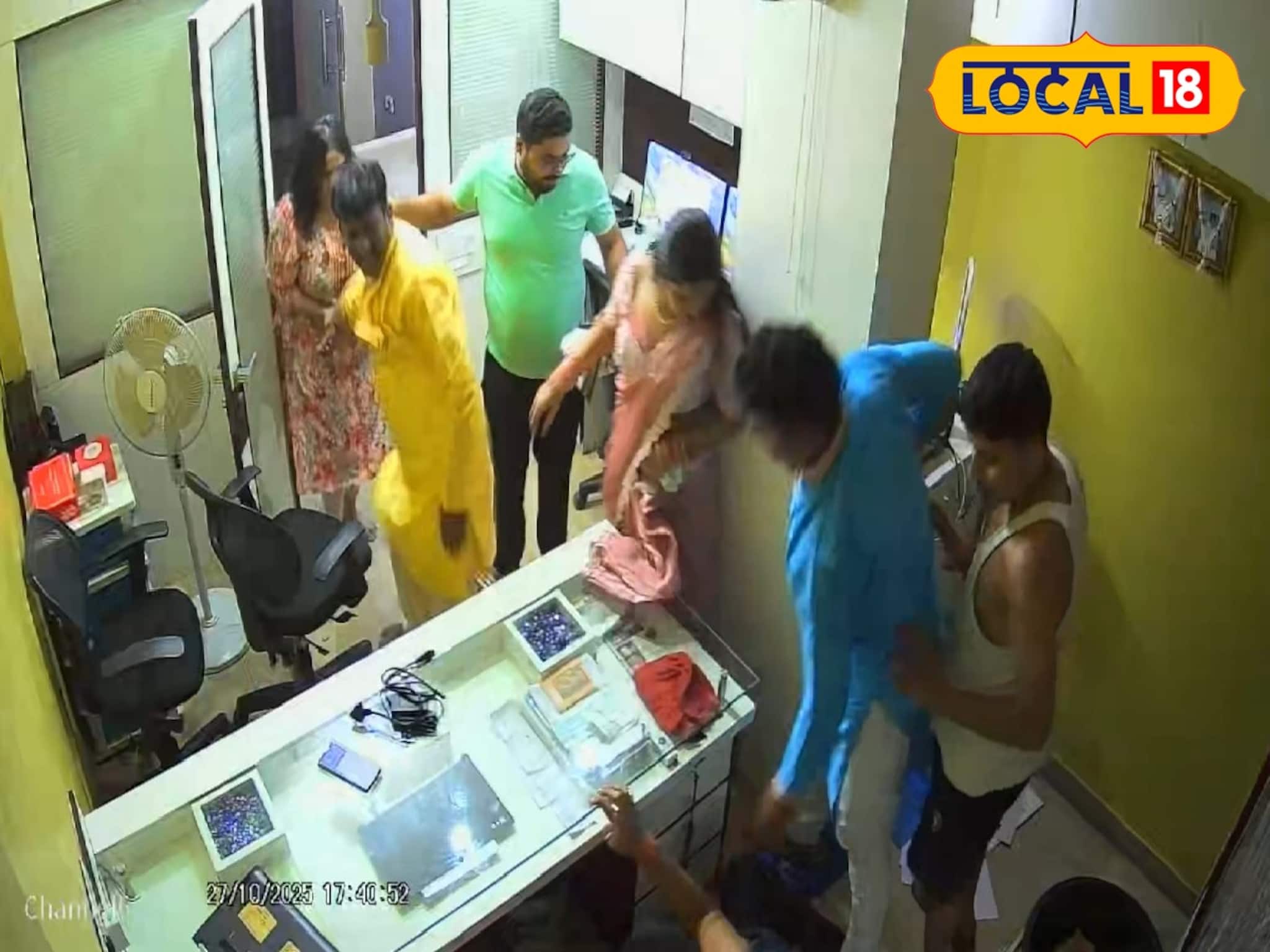 উৎসবের মরশুমে উচ্চস্বরে বাজছে বক্স! প্রতিবাদ করতেই আইনজীবীকে হাসপাতাল পাঠালেন যুবকরা