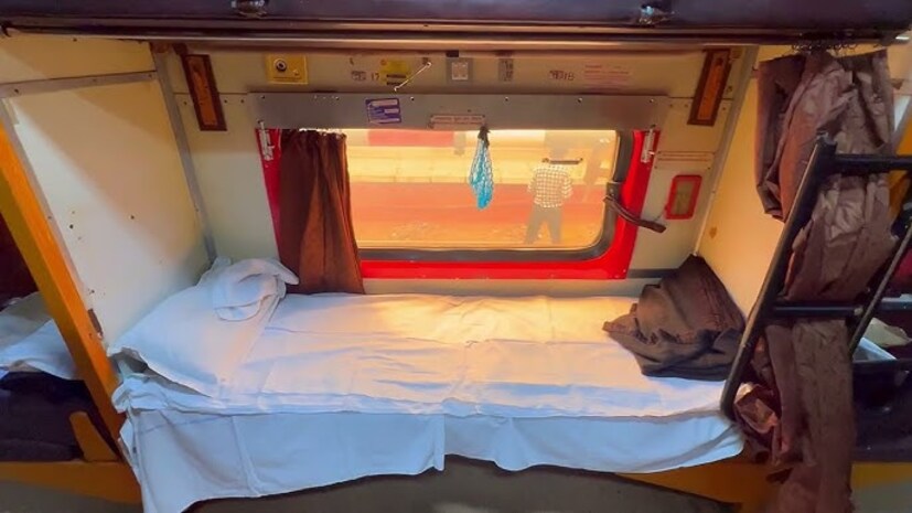 নান্দেদ এবং ফিরোজপুর ক্যান্টনের মধ্যে ধাবমান হাজুর সাহেব নান্দেদ এক্সপ্রেসে (১৪৬২১) এই ঘটনাটি ঘটেছে বলে জানা গিয়েছে। চলন্ত ট্রেনের এসি কামরায় আচমকা যাত্রীদের নজরে পরে ভয়ঙ্কর কিছু। মুহূর্তে আঁতকে ওঠেন তাঁরা।