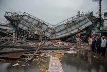 অল্প ঝড়েই সর্বনাশ! বারাসাতে ভেঙে পড়ল ওভার হেড গেট! কালীপুজোয় নিয়ম অমান্য করাতেই এমন হল?