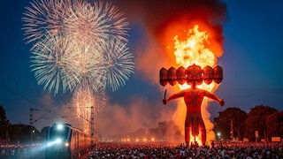 আলো, শব্দ আর আতসবাজির উৎসবে ডুবে ছিল অমৃতসর। ধোবি ঘাটের ময়দানে রাবণ দহনের মুহূর্তে চারদিকে বাজির শব্দে আকাশ গর্জে উঠেছিল। কেউ ভিডিও করছিল, কেউ সেলফি তুলছিল, কেউ রেললাইনের ধারে দাঁড়িয়ে আনন্দে চিৎকার করছিল। কিন্তু সেই শব্দই ঢেকে দিল ট্রেনের হর্ণ। বাঁক ঘুরে আসা দ্রুতগামী ট্রেনটি মুহূর্তেই ভিড়ের মধ্যে ঢুকে পড়ল। হাসি থেমে গেল চিৎকারে, আনন্দ পরিণত হল শোকে। আলো, শব্দ আর আতসবাজির উৎসবে ডুবে ছিল অমৃতসর। ধোবি ঘাটের ময়দানে রাবণ দহনের মুহূর্তে চারদিকে বাজির শব্দে আকাশ গর্জে উঠেছিল। কেউ ভিডিও করছিল, কেউ সেলফি তুলছিল, কেউ রেললাইনের ধারে দাঁড়িয়ে আনন্দে চিৎকার করছিল। কিন্তু সেই শব্দই ঢেকে দিল ট্রেনের হর্ণ। বাঁক ঘুরে আসা দ্রুতগামী ট্রেনটি মুহূর্তেই ভিড়ের মধ্যে ঢুকে পড়ল। হাসি থেমে গেল চিৎকারে, আনন্দ পরিণত হল শোকে।