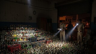 শাশুড়ির জন্য অর্ডার ১,৬৫৬ মদের বোতল! আহমেদাবাদে পুলিশি অভিযানে ধরা পড়ল পরিবারঘনিষ্ঠ চোরাচালান চক্র শাশুড়ির জন্য অর্ডার ১,৬৫৬ মদের বোতল! আহমেদাবাদে পুলিশি অভিযানে ধরা পড়ল পরিবারঘনিষ্ঠ চোরাচালান চক্র