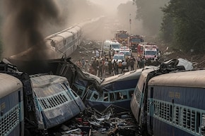 যাত্রীরা নামছেন, হঠাৎ ট্রেনের পিছনে ধাক্কা! দুমড়ে মুচড়ে দলা পাকিয়ে গেল সব কোচ!