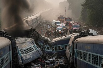 যাত্রীরা নামছেন, হঠাৎ ট্রেনের পিছনে ধাক্কা! দুমড়ে মুচড়ে দলা পাকিয়ে গেল সব কোচ!