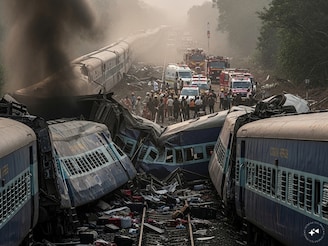 যাত্রীরা নামছেন, হঠাৎ ট্রেনের পিছনে ধাক্কা! দুমড়ে মুচড়ে দলা পাকিয়ে গেল সব কোচ!