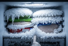 ডিপ ফ্রিজে জমে যাচ্ছে বরফের 'পাহাড়'? ছোট্ট এই ট্রিকে গলগলিয়ে 'জল' হবে...শিখে নিন!