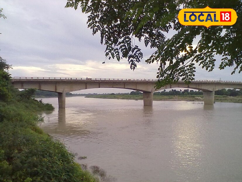 তবে আবহাওয়ার ভালমতো উন্নতি চোখে পড়বে বৃহস্পতিবার থেকে। সপ্তাহান্তে অর্থাৎ রবিবার থেকে চেনা ছন্দে ফিরবে উত্তরের আবহাওয়া। এমনটাই জানা গিয়েছে হাওয়া অফিস সূত্রে। যদিও এদিন মঙ্গলবারেও হলুদ সতর্কতা জারি রয়েছে পার্বত্য এলাকায়।