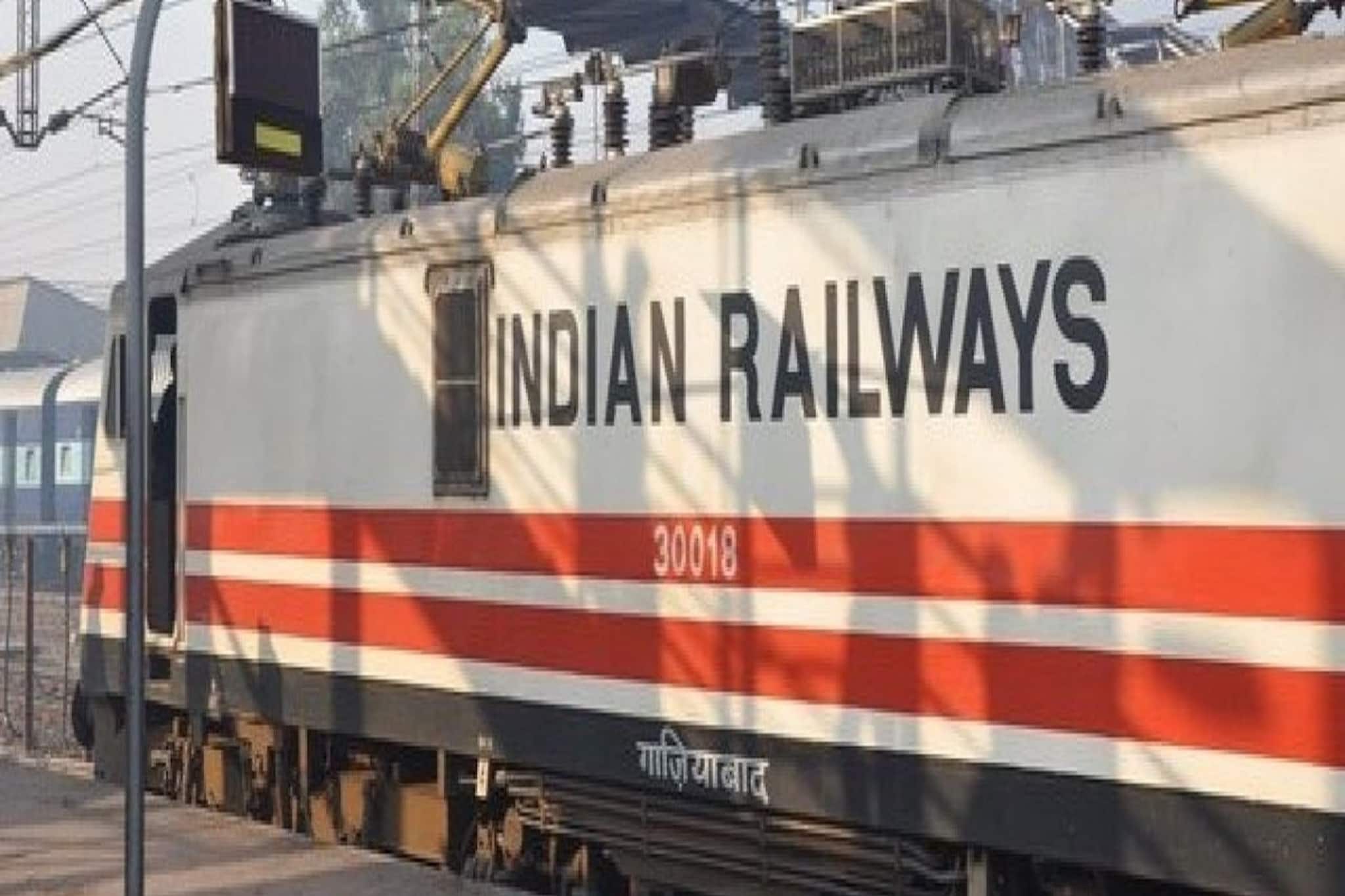 অন্তঃসত্ত্বাকে দ্রুত সাহায্য রেল রক্ষী বাহিনীর... নিরাপদেই সন্তানের জন্ম দিলেন মহিলা