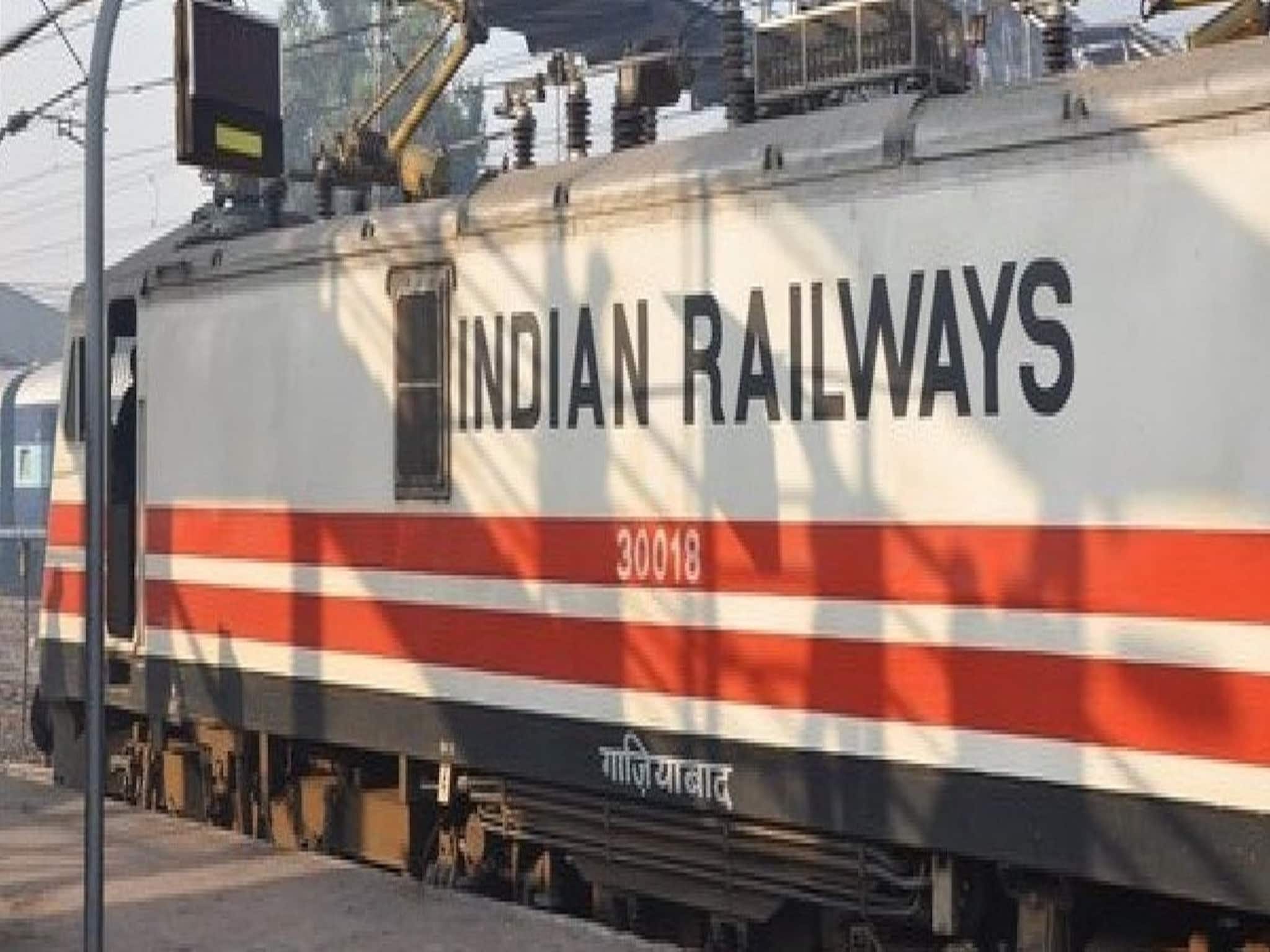 অন্তঃসত্ত্বাকে দ্রুত সাহায্য রেল রক্ষী বাহিনীর... নিরাপদেই সন্তানের জন্ম দিলেন মহিলা