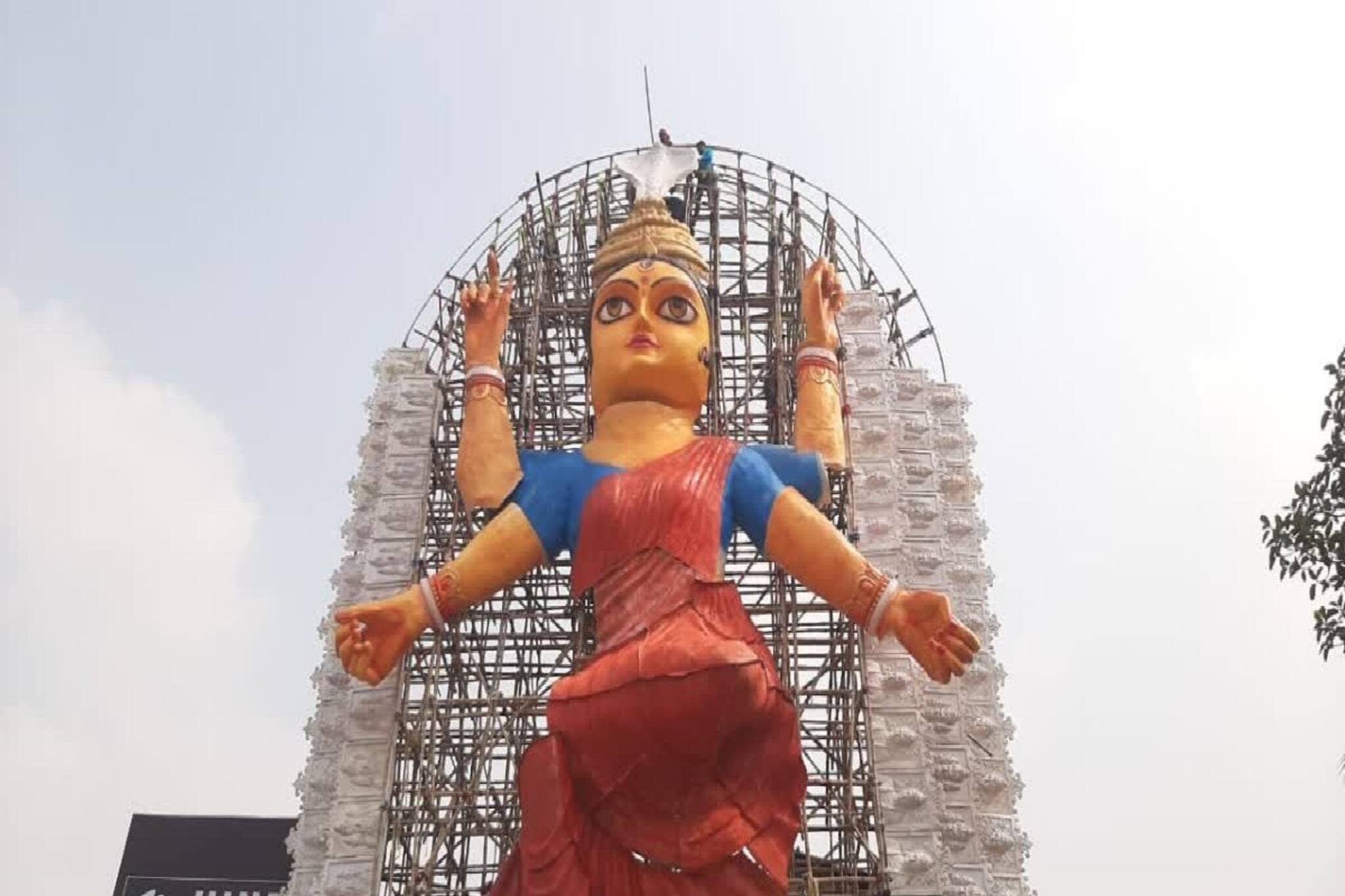 ঘূর্ণিঝড়ের ধ্বংসলীলা এখনই শুরু? ধসে গেল চন্দননগরে 'বিশ্বের সবচেয়ে বড় জগদ্ধাত্রী', আহত ৬!