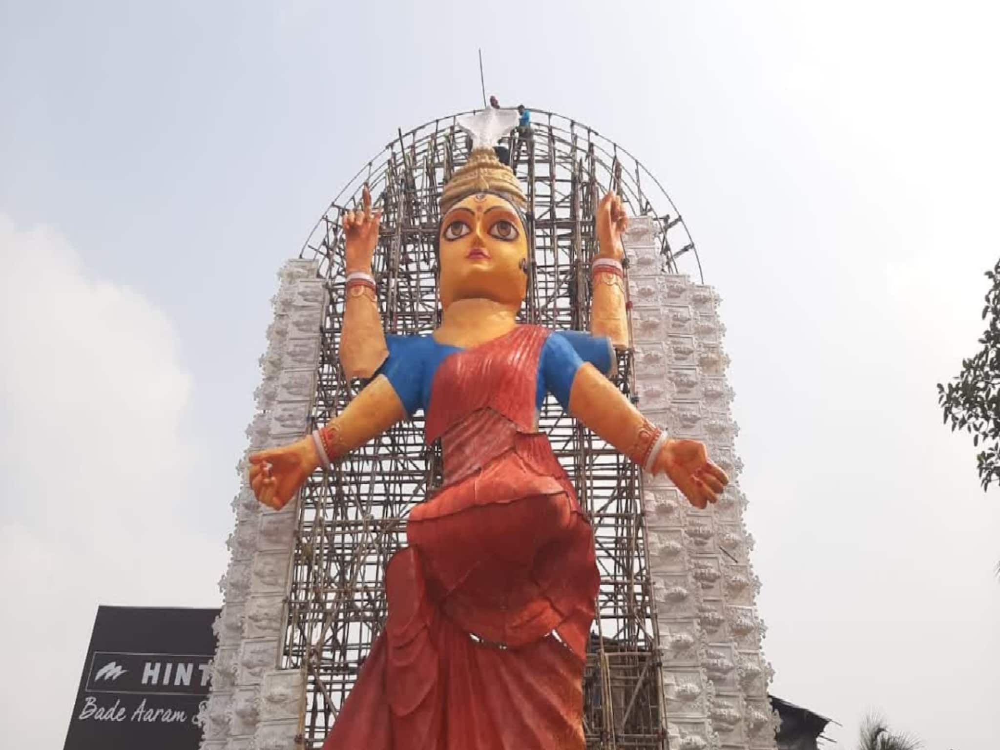 Jagaddhatri Puja 2025: ঘূর্ণিঝড়ের প্রভাবে চন্দননগরে ভেঙে পড়ল সবচেয়ে বড় জগদ্ধাত্রী প্রতিমা! আহত অনেকে, দেখুন ভিডিও
