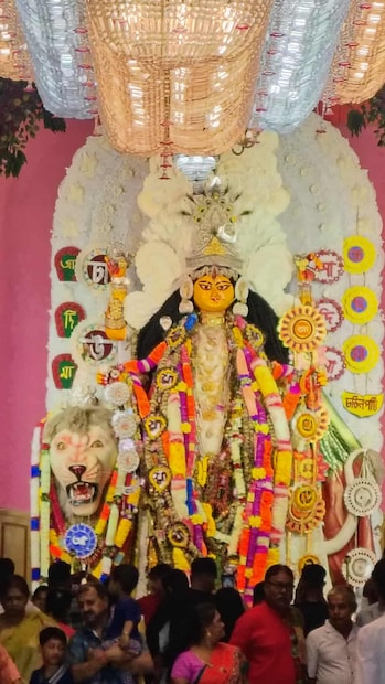  শুরুটা হোক মানকুণ্ডু থেকে<br />যাঁরা বাইরে থেকে আসছেন, তাঁদের জন্য সেরা শুরু মানকুণ্ডু স্টেশন।<br />স্টেশন রোড ধরে জ্যোতির মোড় পর্যন্ত হাঁটলেই চোখে পড়বে মানকুণ্ডুর বিখ্যাত পুজোগুলি—<br />মানকুণ্ডু স্পোর্টিং ক্লাব, নতুন পাড়া, পোস্ট অফিস গলি, চারাবাগান বালক সঙ্ঘ, নিয়োগীবাগান এবং সার্কাস মাঠ।<br />প্রতিটি মণ্ডপের নিজস্ব থিম আর শিল্পকর্ম এই উৎসবের অন্যতম আকর্ষণ।