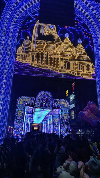  ঐতিহ্য ও আলোয় ভরপুর চন্দননগর<br />চন্দননগরের জগদ্ধাত্রী পুজো মানেই দেবী দর্শনের সঙ্গে সঙ্গে আলো, রঙ, শিল্প আর সৌন্দর্যের মেলবন্ধন। সপ্তমী থেকে দশমী, এই চার দিন ধরে শহরের প্রতিটি রাস্তা আলোয় ঝলমল করে ওঠে। রাত জেগে ঠাকুর দেখা, মেলায় ঘোরা, পথে পথে পেঁয়াজি-ফুচকার গন্ধে মন ভরে ওঠে এ যেন এক অন্যরকম জাদু।