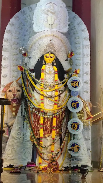  অন্য পথেও আনন্দের স্রোত<br />যাঁরা খাদিনা মোড় হয়ে তালডাঙা ঘুরে আসছেন, তাঁদের জন্য অপেক্ষা করছে—<br />চাঁপাতলা, পঞ্চাননতলা, বোড় কালীতলা, চাউলপট্টি এবং লক্ষ্মীগঞ্জ বাজারের মতো জনপ্রিয় পুজো।<br />আর চন্দননগর স্টেশন হয়ে এলে মিস করবেন না কোলপুকুর, বৌবাজার ও কোলাবাজারের মণ্ডপগুলো।<br />তালডাঙা মোড় থেকে পালপাড়ার দিকে গেলে দেখতে পাবেন বিবিরহাট, সন্তানসঙ্ঘ ও বিদ্যালঙ্কার-এর ঐতিহ্যবাহী পুজো।