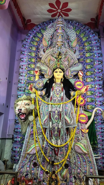  একটু বিশ্রাম, তারপর আসল মেলা<br />এত হাঁটার পর এবার একটু বিশ্রাম নিন, খান চন্দননগরের বিখ্যাত চপ-মুড়ি বা লুচি-আলুর দম। কারণ এরপরই শুরু হবে আসল আলোর শহরের সফর।<br />জ্যোতির মোড় থেকে অল্প দূরেই রয়েছে তেমাথা শিবমন্দির।