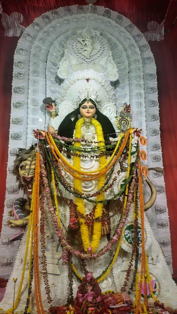  তারপর জি.টি রোডে সামান্য এগোলেই চোখে পড়বে একের পর এক আলোয় মোড়া পুজো—<br />লিচুতলা, সাবিনাড়া, ডুপ্লেক্সপট্টি, কাপালিপাড়া সাহেববাগান, আদি হালদারপাড়া, হালদারপাড়া ষষ্ঠীতলা, পাদ্রীপাড়া কালীতলা, লালবাগান পাদ্রীপাড়া ও লালবাগান চক।<br />এই পুজোগুলোর আলো ও কারুকার্য সত্যিই চোখ ধাঁধিয়ে দেয়।