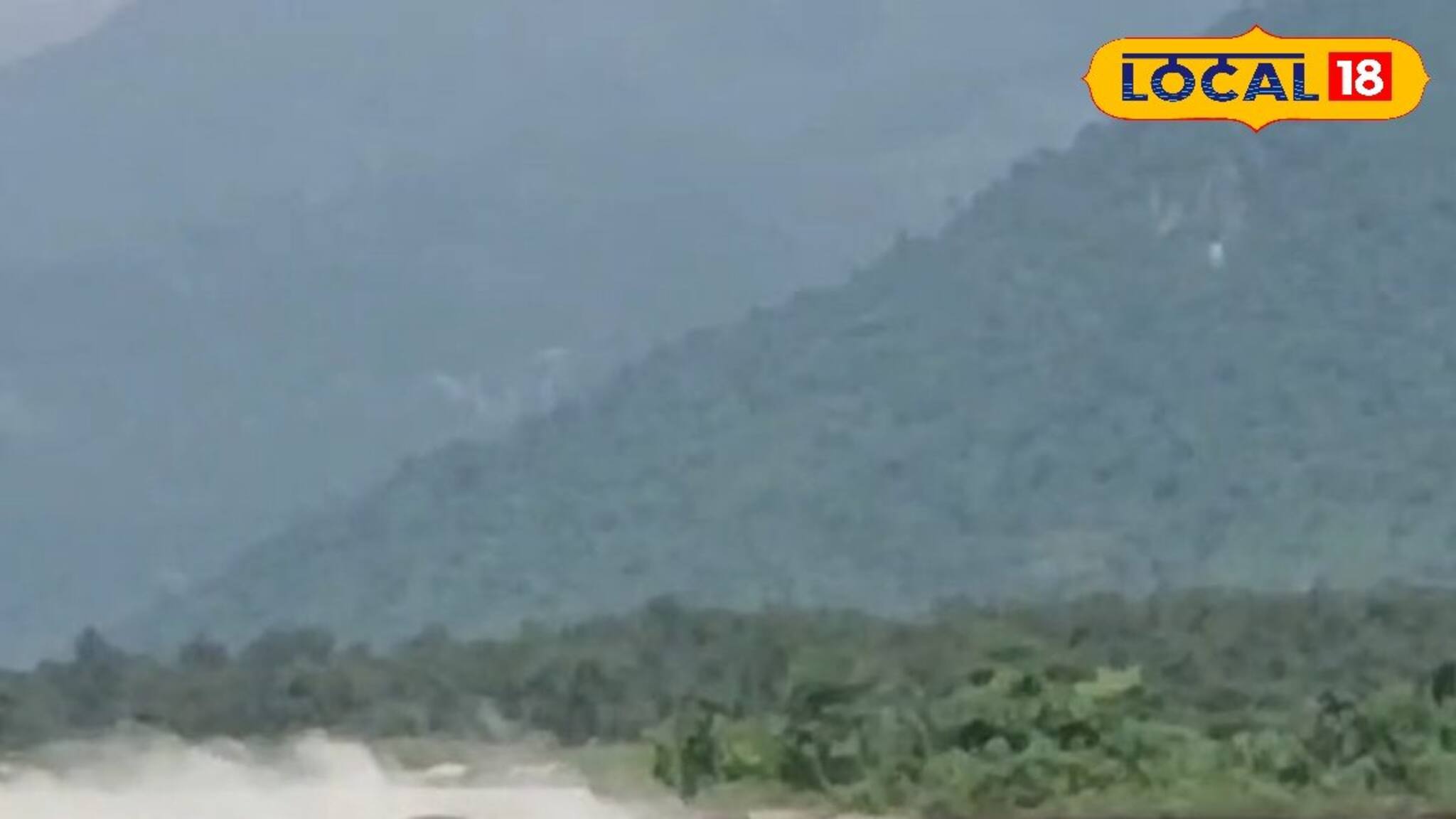 পাকা ধানে 'মই দিতে' ভুটান থেকে নেমে এল হাতির দল, কিন্তু তার আগেই মেতে উঠল খেলায়