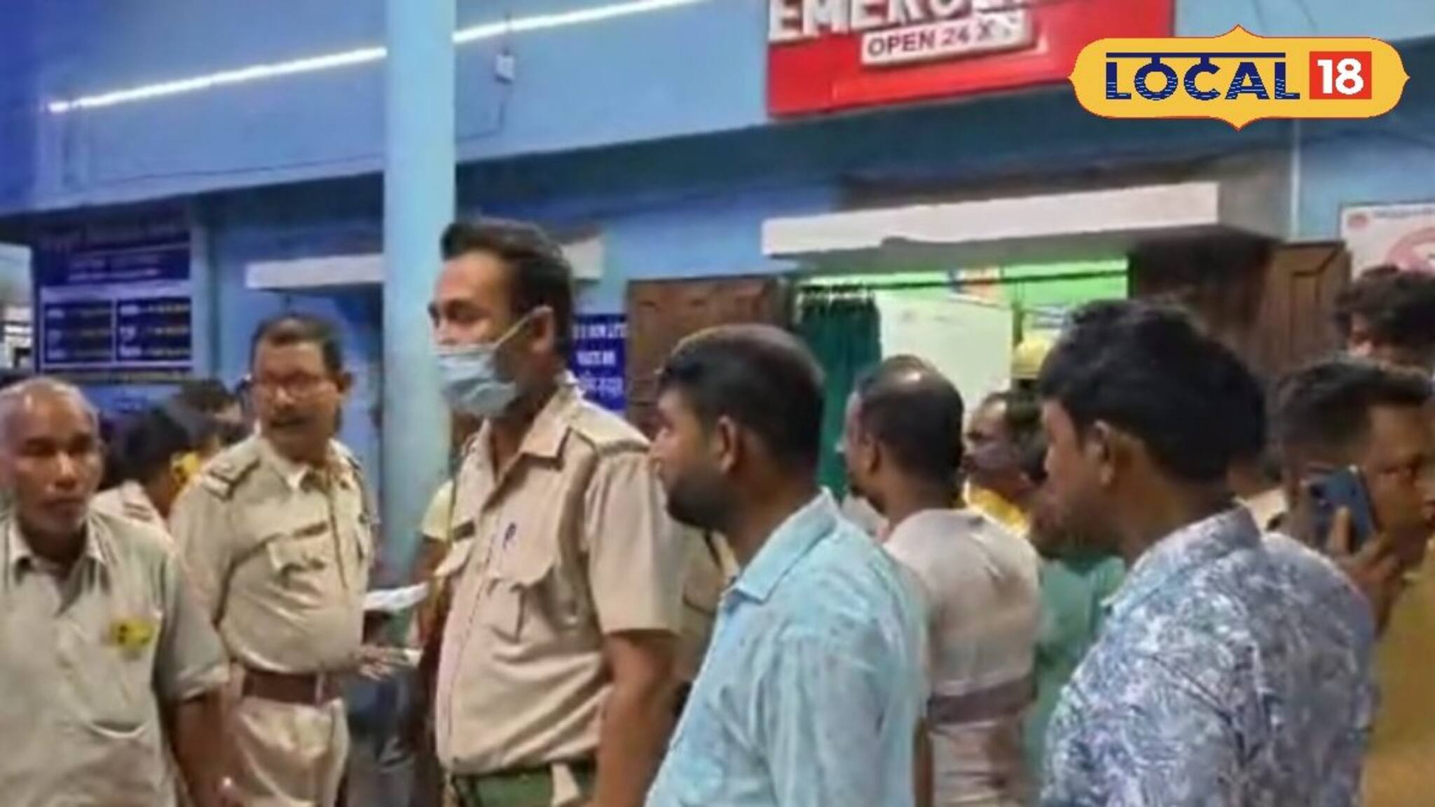 দশমীর সন্ধ্যায় দোকানে বসে আড্ডা দিচ্ছিলেন 'ওঁরা', আচমকা হুড়মুড়িয়ে ঢুকে পড়ল গাড়ি!