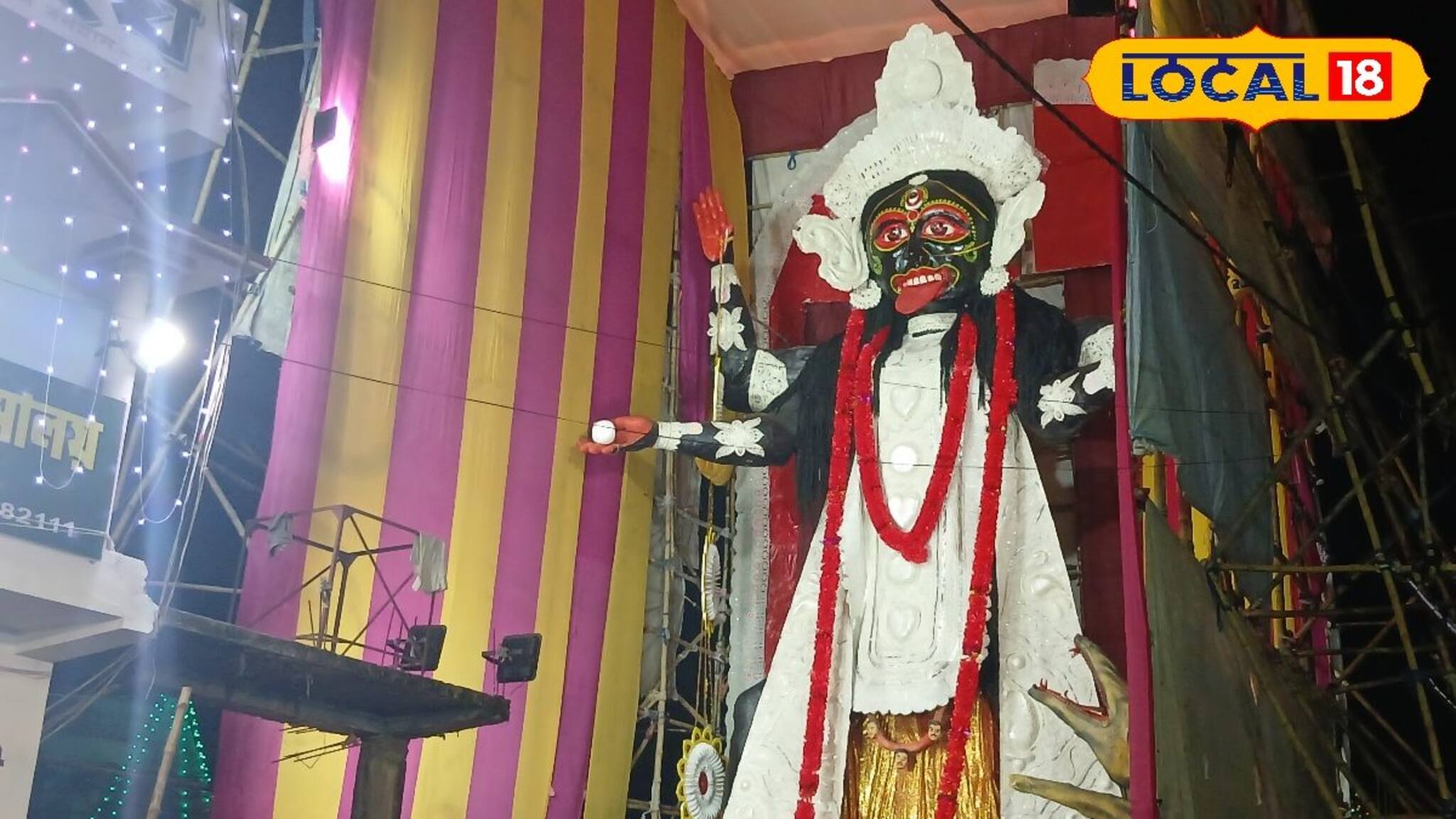 ৫১ ফুটের বিশাল কালীমূর্তি বর্ধমানে! কিন্তু প্রতিমা তৈরি করতে কত মাটি লাগল জানেন?