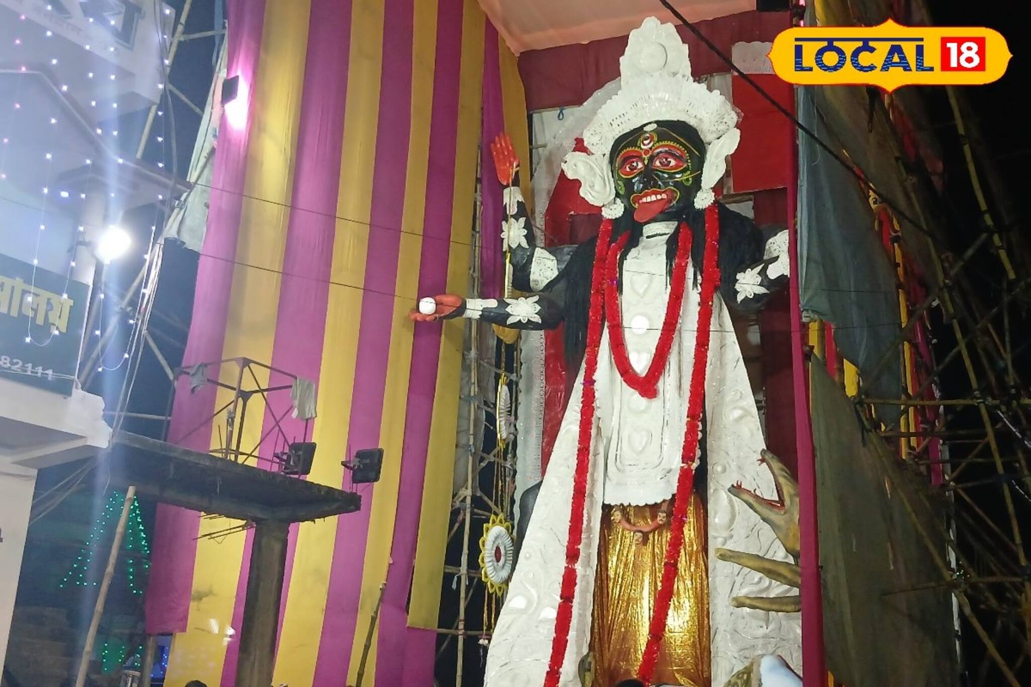 ৫১ ফুটের বিশাল কালীমূর্তি বর্ধমানে! কিন্তু প্রতিমা তৈরি করতে কত মাটি লাগল জানেন?