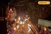 অন্ধকারে ডুবে যায় গ্রাম, মশালের আলোয় দেবীকে কাঁধে নিয়ে দৌড়! এমন বিসর্জন আগে দেখেছেন?