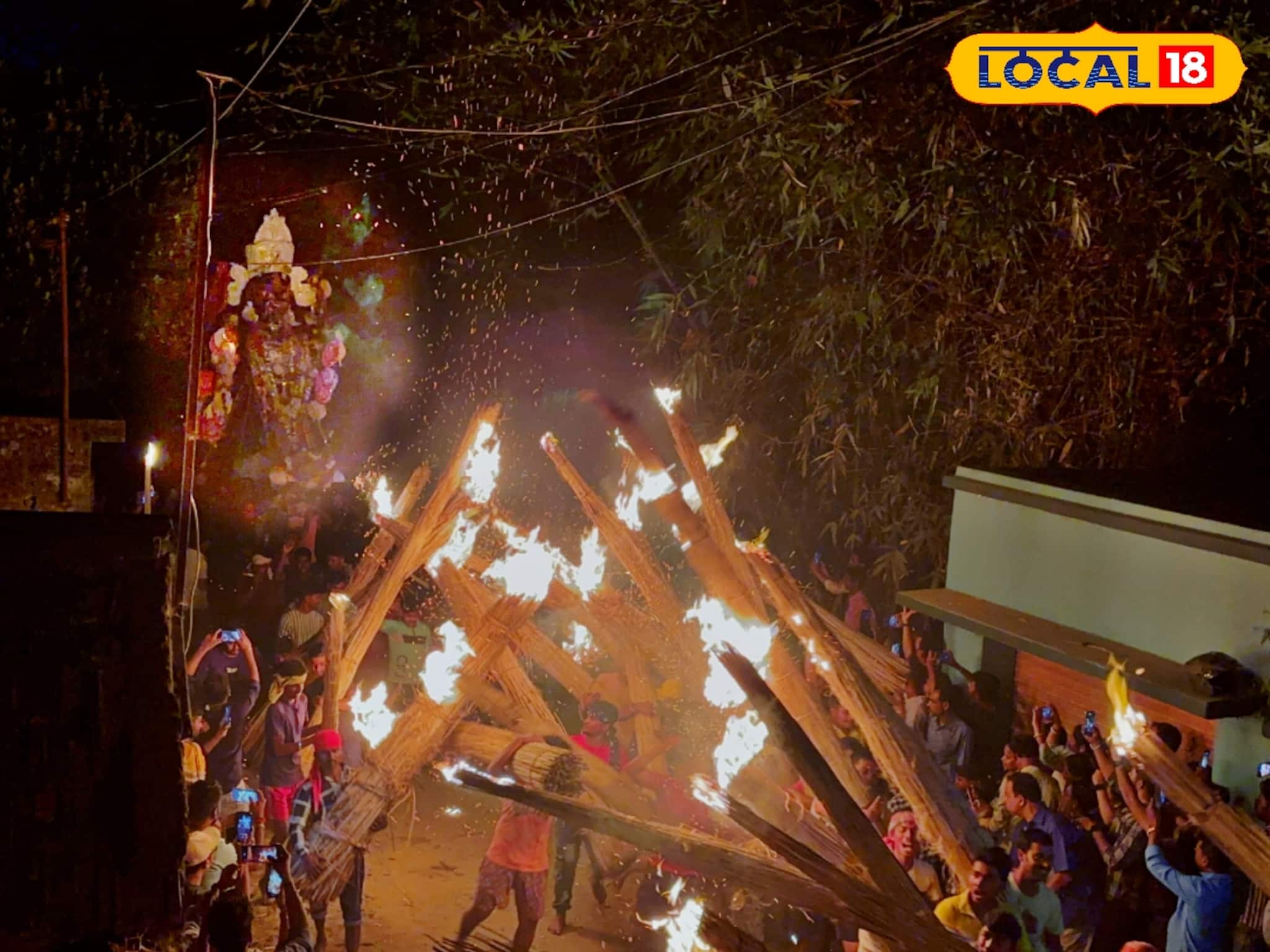 অন্ধকারে ডুবে যায় গ্রাম, মশালের আলোয় দেবীকে কাঁধে নিয়ে দৌড়! এমন বিসর্জন আগে দেখেছেন?