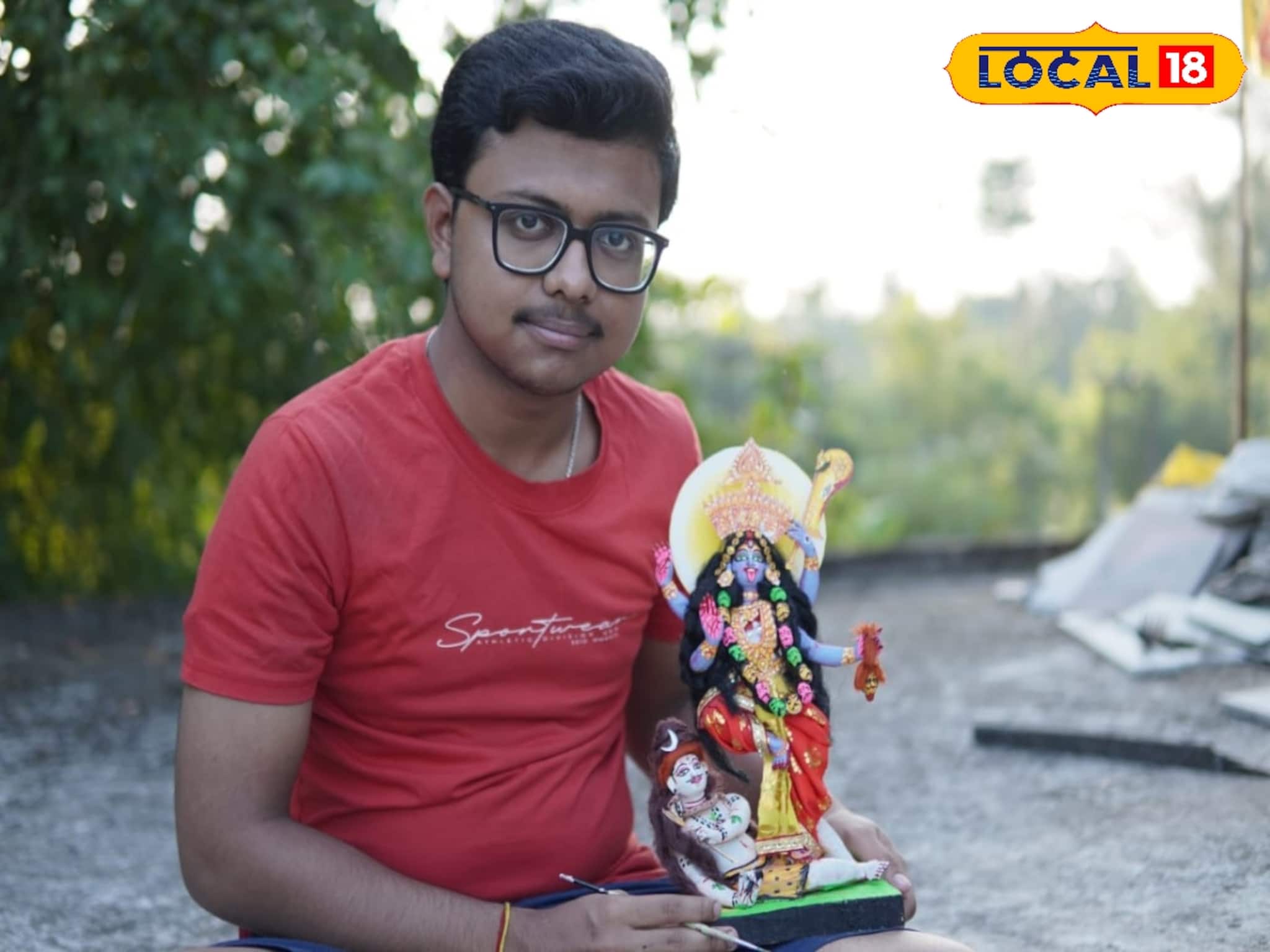 Kali Puja 2025 : ৪০ ফুট, ৮৫ ফুটের কালীমূর্তি তো অনেক হল! দেখুন উল্টোটাও! ১২ ইঞ্চির কালী মূর্তি বানিয়ে তাক লাগিয়ে দিয়েছে কিশোর