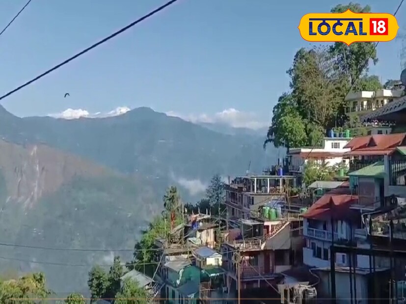 দার্জিলিংয়ের আকাশ ঝাঁ চকচকে পরিষ্কার। পাহাড় ঘুরতে এসে হাতের মুঠোয় কাঞ্চনজঙ্ঘা দেখে আপ্লুত পর্যটকরা। দার্জিলিং এর মতোই কালিম্পং আকাশ পরিষ্কার ও পর্যটকদের মুগ্ধ করছে তুষার শুভ্র কাঞ্চনজঙ্ঘা।