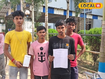 নাদনঘাট থানার সামনে প্রতারিতরা।