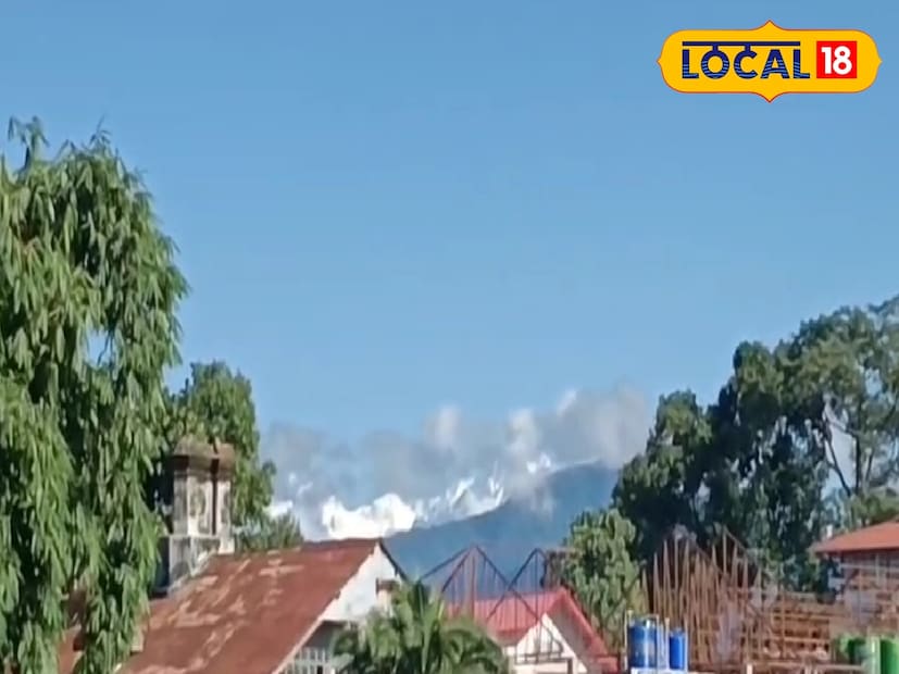 শনিবার থেকে শুরু হওয়া বৃষ্টি উত্তরবঙ্গের পাহাড়ে সোমবার কমলেও শিলিগুড়িতে সকাল থেকেই মেঘলা আকাশ এবং দফায় দফায় বৃষ্টির দেখা মিলছে। দার্জিলিঙে মেঘ সরতেই শ্বেতশুভ্র কাঞ্চনজঙ্ঘার দেখা পান পর্যটকরা।